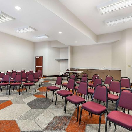 Comfort Suites Redmond Airport Bagian luar foto