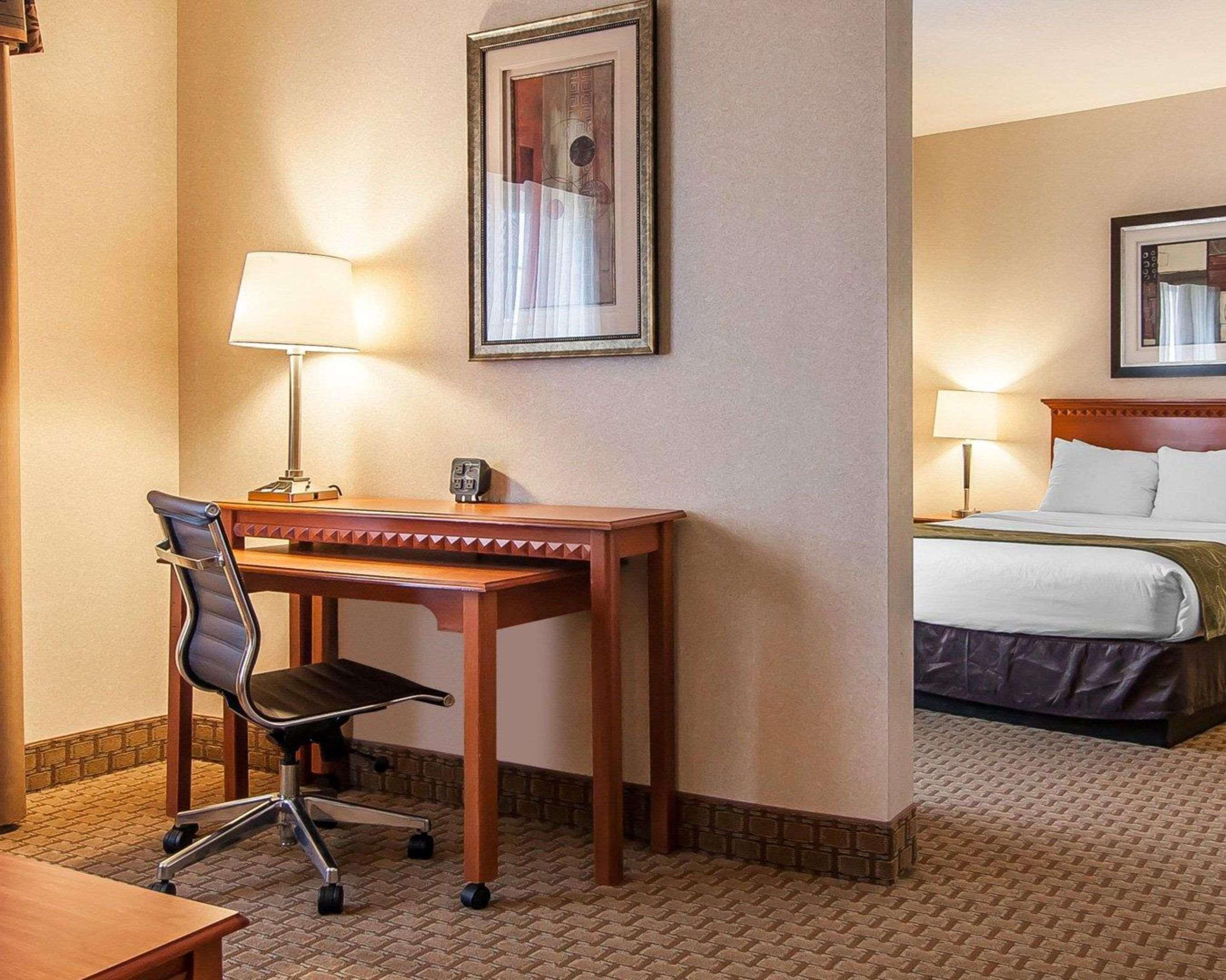 Comfort Suites Redmond Airport Bagian luar foto