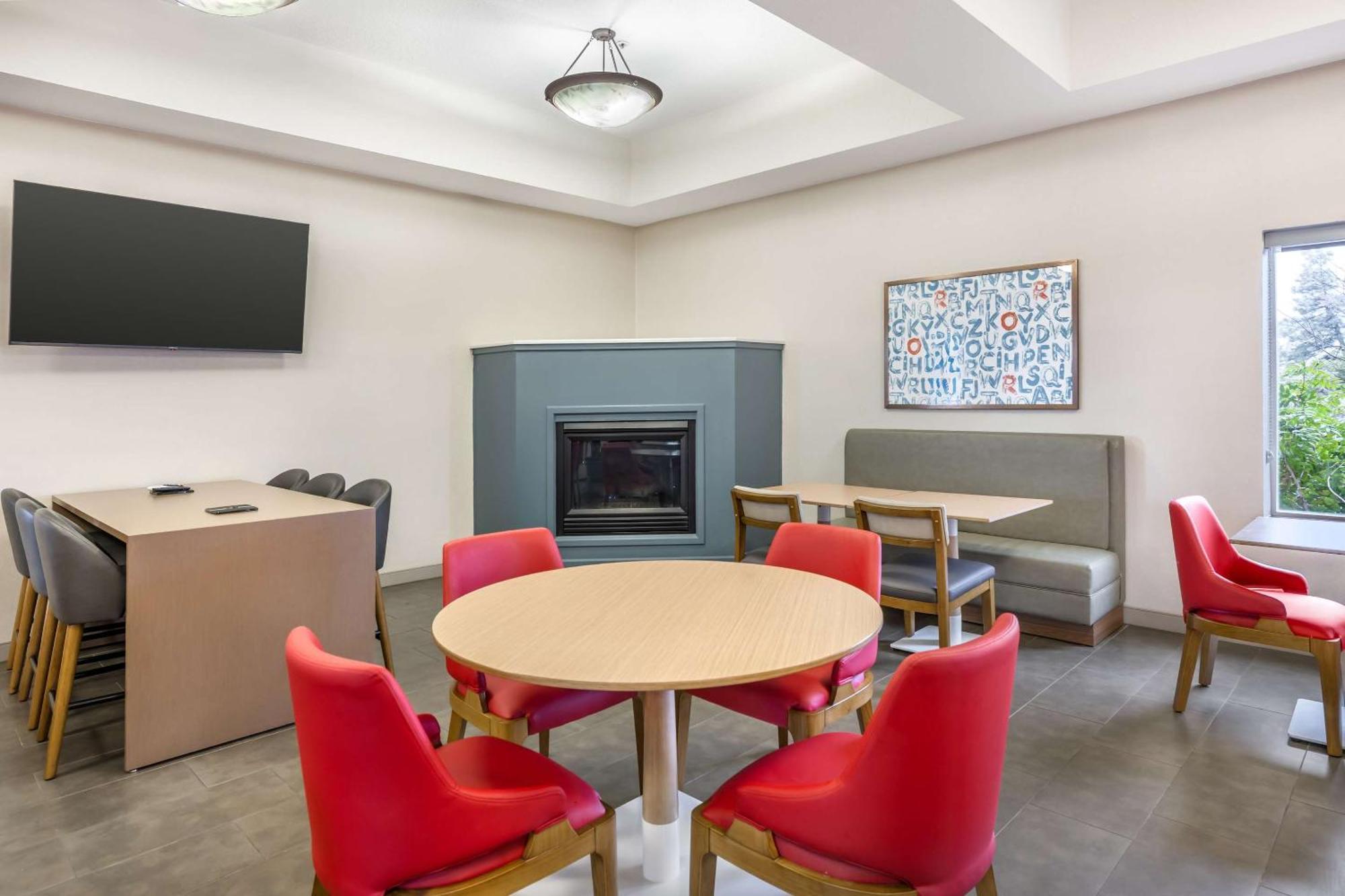 Comfort Suites Redmond Airport Bagian luar foto