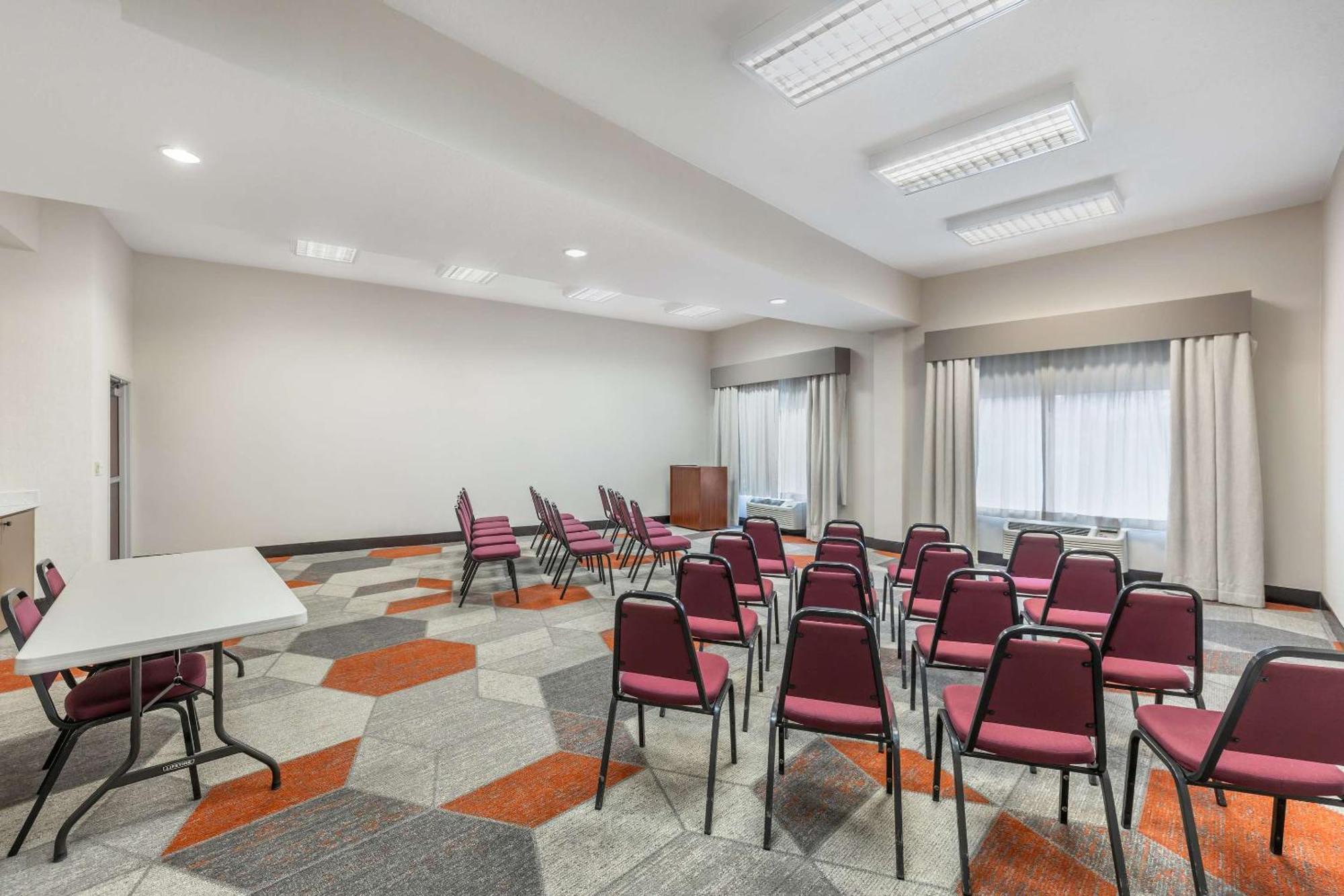 Comfort Suites Redmond Airport Bagian luar foto