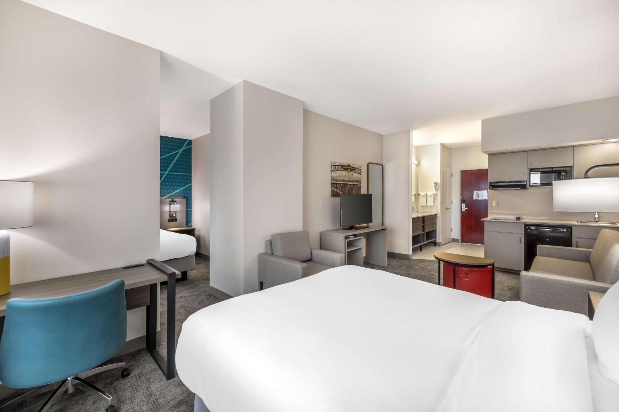 Comfort Suites Redmond Airport Bagian luar foto