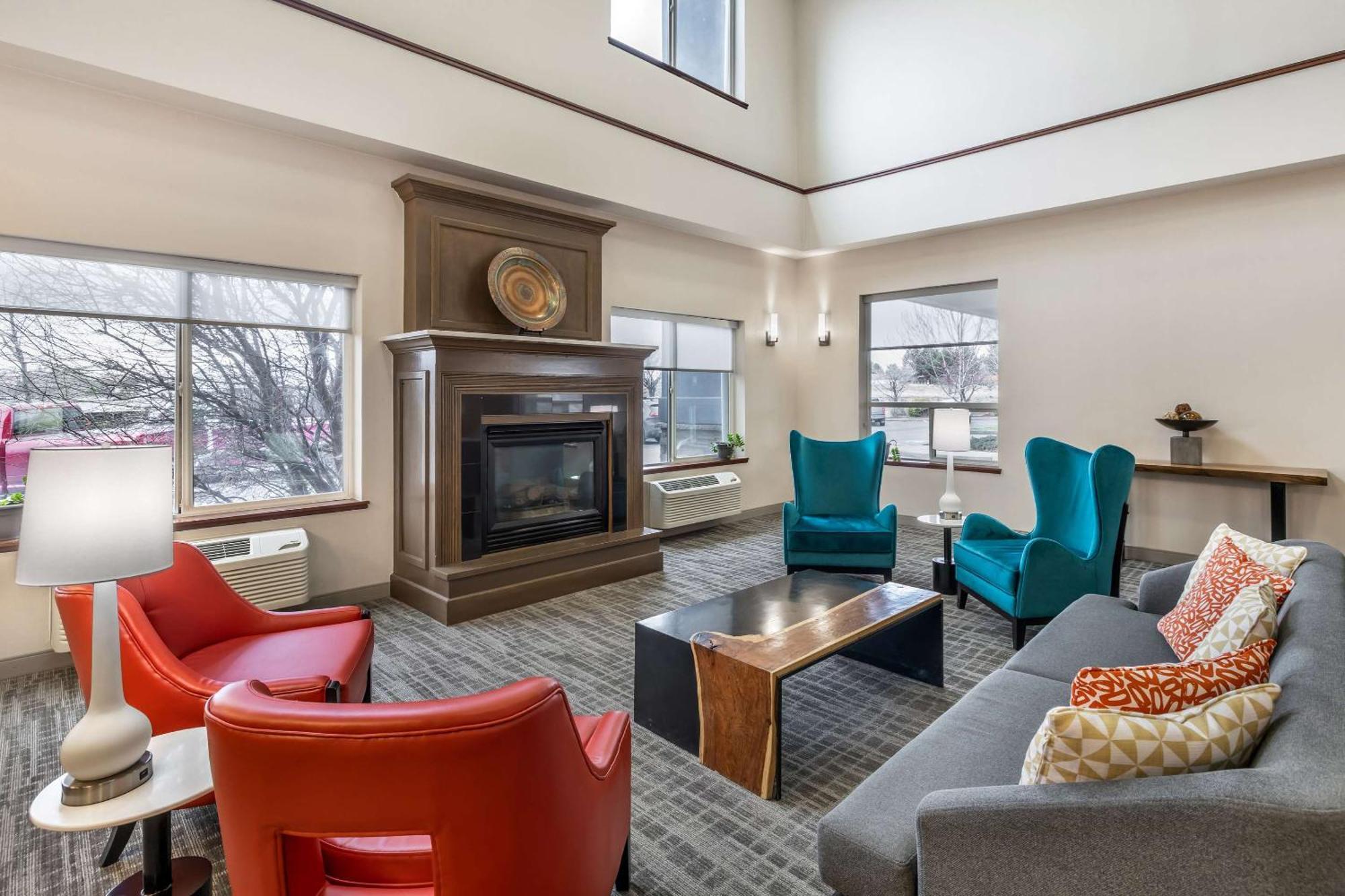 Comfort Suites Redmond Airport Bagian luar foto